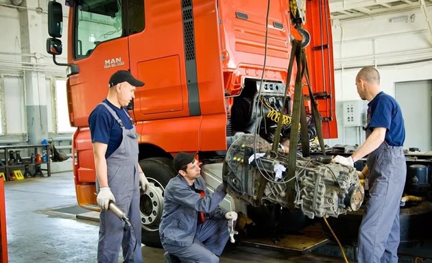 Грузовой автосервис в Октябрьском районе. С