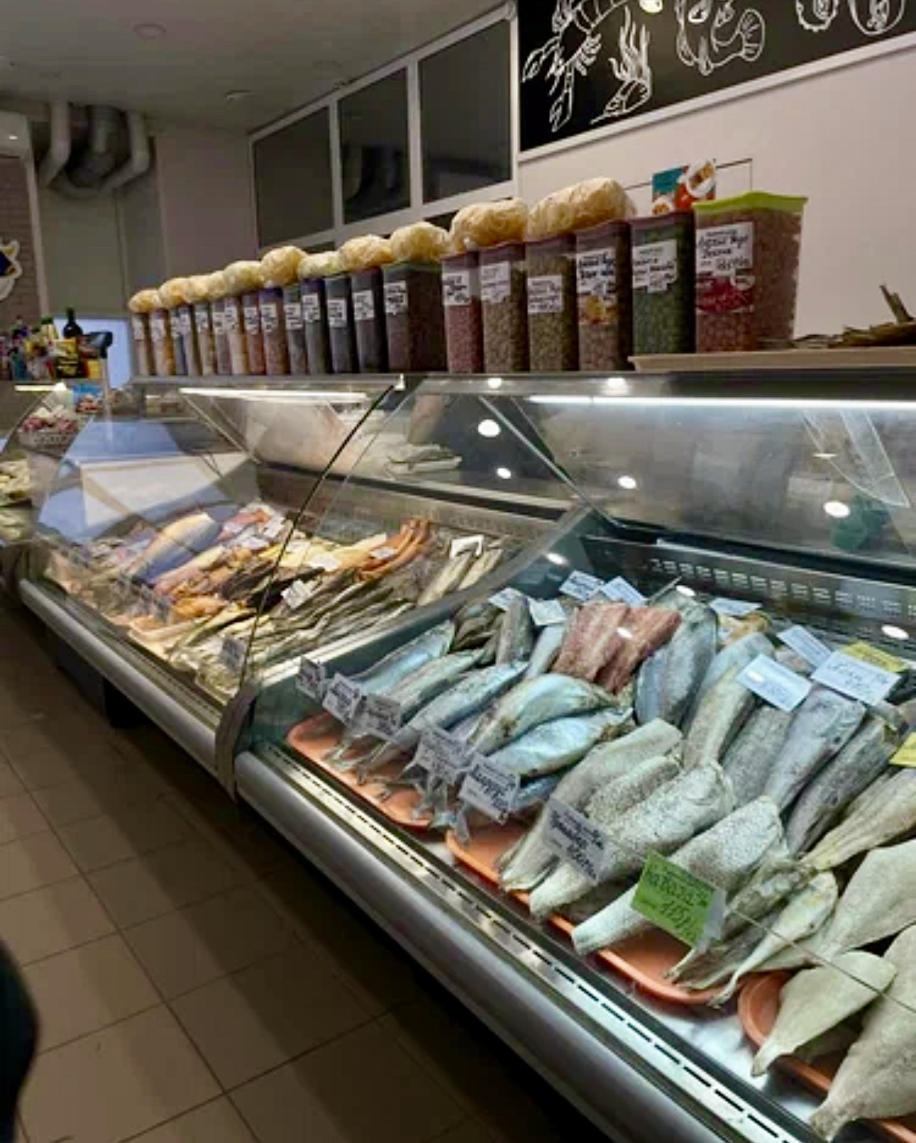 Рыбный магазин на правом берегу. Ж